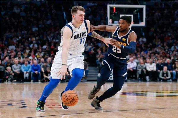 杨鸣在接受 杨鸣在接受